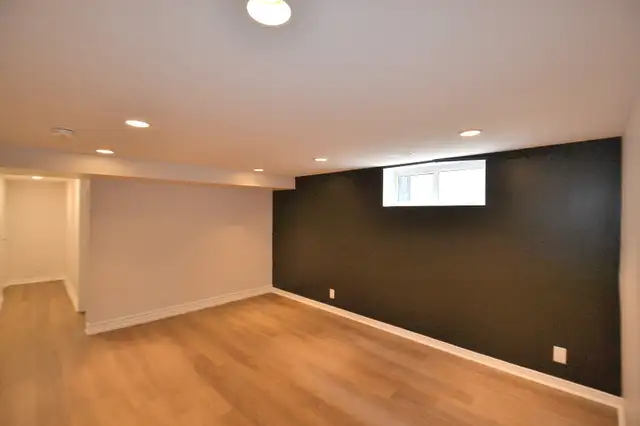 Gorgeous 2 Bedroom + Den House Lower Level Near Fairview Mall62854409185667121