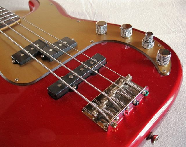 FENDER Deluxe Active PRECISION / JAZZ BASS → Rock-Bottom PRICE ! in Guitars in Cranbrook - Image 3