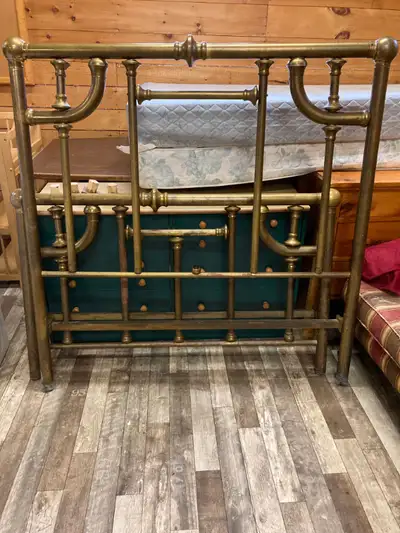 Superbe base de lit double antique en laiton. En tres bonne condition. Ramasser au Mont Tremblant Pa...