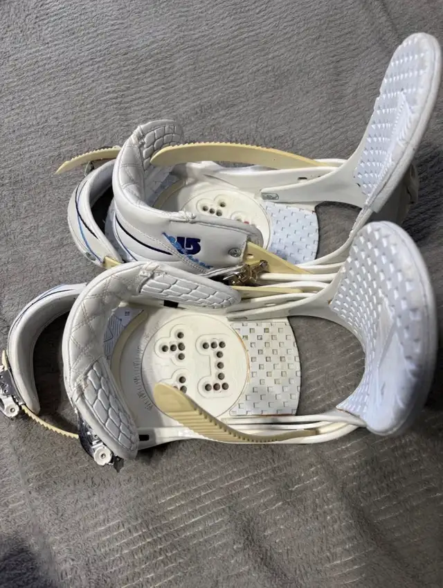 woman’s Burton Citizens Bindings  in Snowboard in Red Deer - Image 3