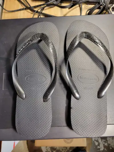 These new without tags slides are nice and light, great for the pool, beach and any day wear.