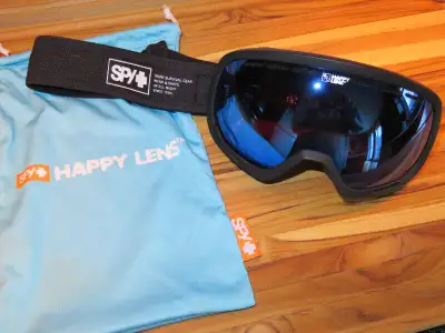 A vendre Lunette de ski Spy, pour le soleil de jour Porte' 3 fois Valeur: $190,00 Prix: $70,00 .