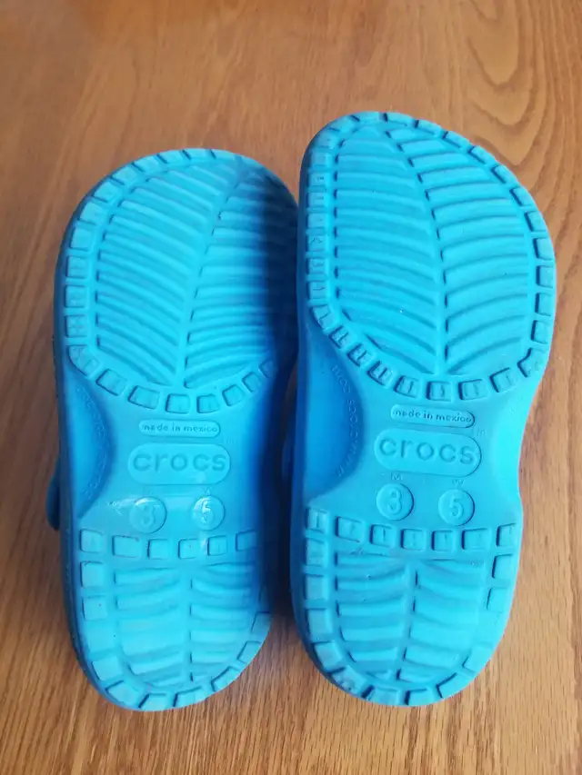 Sandales CROCS- grandeur junior 5 in Kids & Youth in Longueuil / South Shore - Image 4