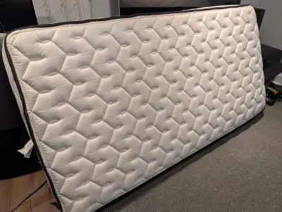 matelas simple Sealy comme neuf , View more