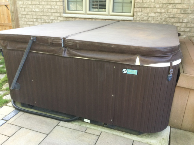 Hot Springs Hot Tub in Hot Tubs & Pools in Sarnia