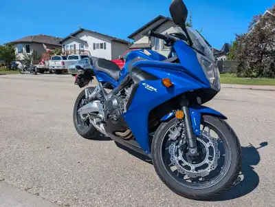 * SALE PENDING * Selling my 2014 Honda CBR 650F. The bike is an F-Series which equates to a taller s...