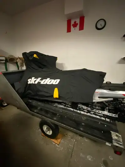 Ski doo cover for a XS rev , clean no rips all buckles and zipper work, it fits my gen 4 rev great ,...