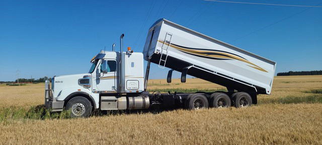 Freightliner Tridrive Silage Grain 24 foot box in Farming Equipment in St. Albert