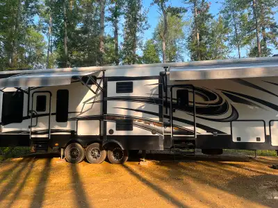 All amenities Blizzard package Bath and a half 12 ft garage Huge double door fridge Three awnings 6...