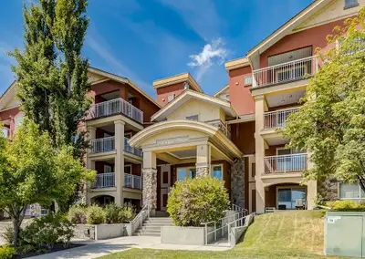 Easy living in the highly desirable, well managed and popular Trafalgar House! Just steps to Mount R...