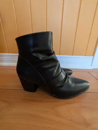 Bottillons pour femme grandeur 7, View more