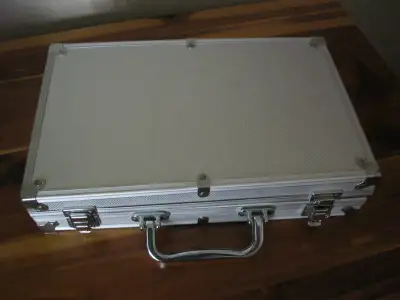 There are 200 chips, 2 decks of cards and 5 dice in the aluminum carrying case and instructions for...