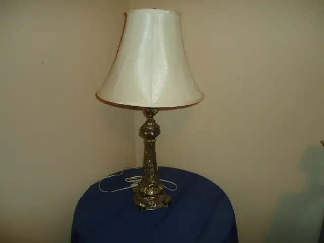 **TABLE LAMP WITH BRASS BASE & WHITE SHADE** in Indoor Lighting & Fans in City of Montréal - Image 2