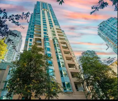 2 bedrooms, 2 bathrooms apartment and the large den room. Downtown Vancouver Coal harbor. Beautiful...