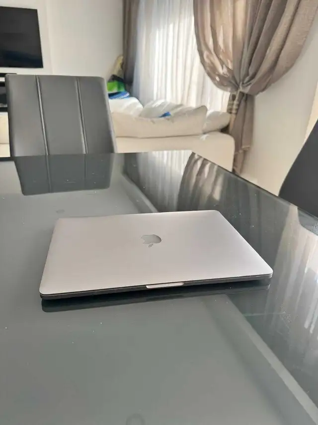 (2022)-Touch Bar-Excellent Condition in Laptops in City of Montréal - Image 4