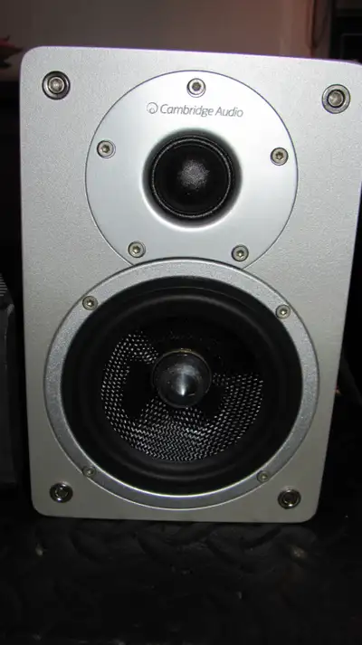 Le Cambridge Audio Sirocco S-20 est une paire de haut-parleurs compacts d'étagère appréciée pour son...