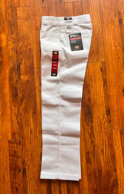 Brand New. Size 28x30 Our highest rise; sits at the natural waist. Traditional workwear waistband; S...