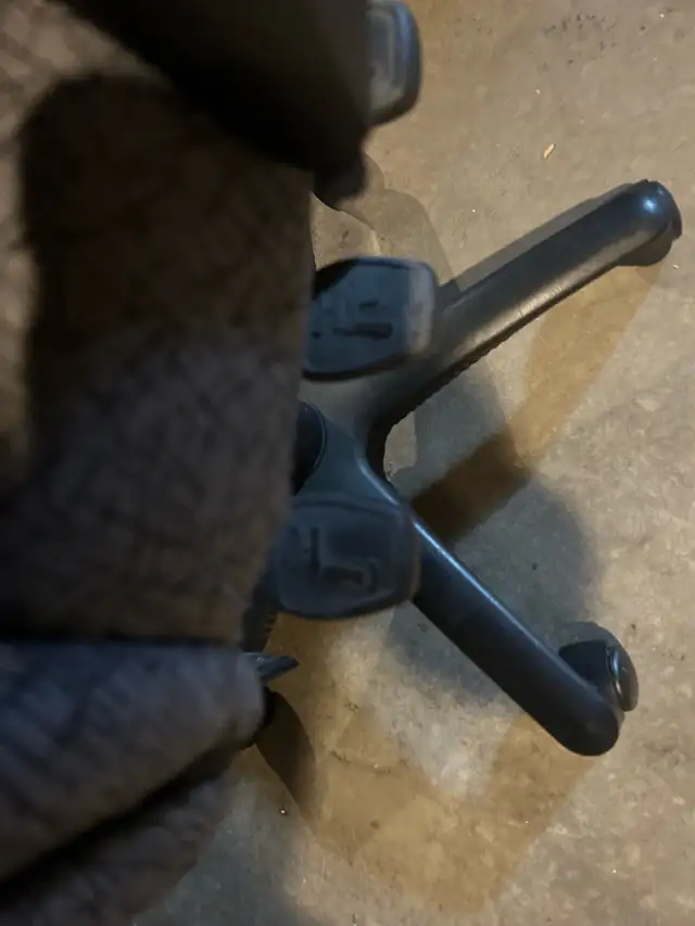 office chair in Chairs & Recliners in City of Halifax - Image 4