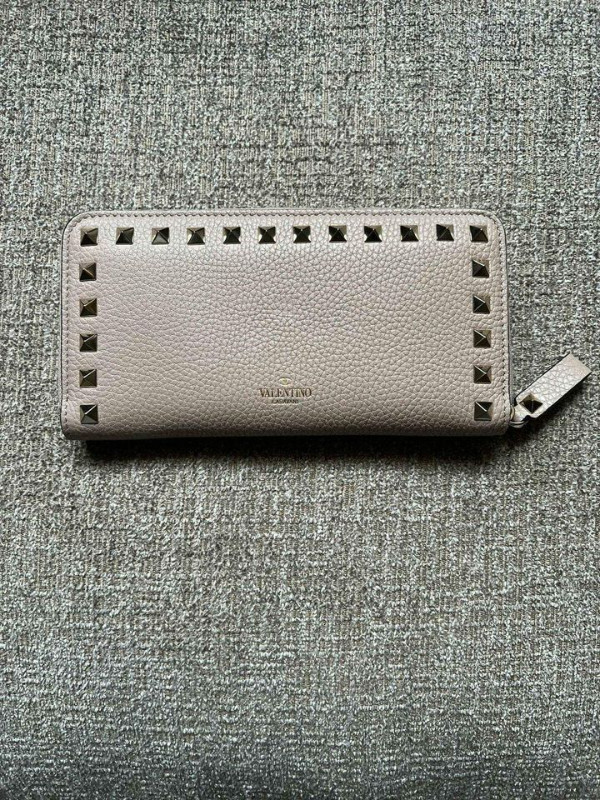 Brand New Authentic Valentino Rockstud Zippered Wallet in Women's - Bags & Wallets in City of Toronto - Image 4