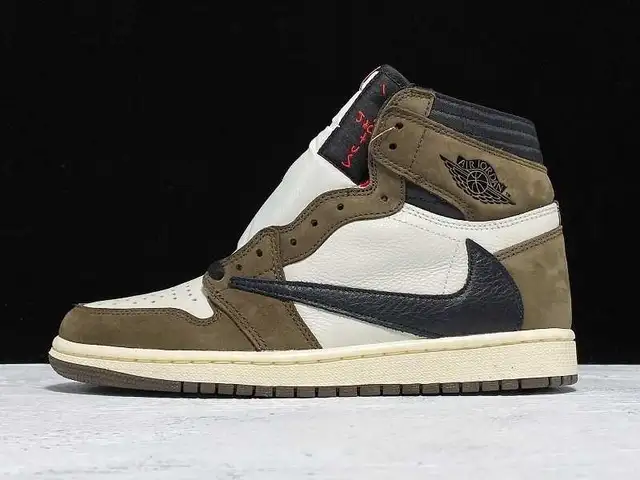 AIR JORDAN 1 HIGH OG TS SP 'Travis Scott' -  Size 8.5 in Men's Shoes in Québec City - Image 4