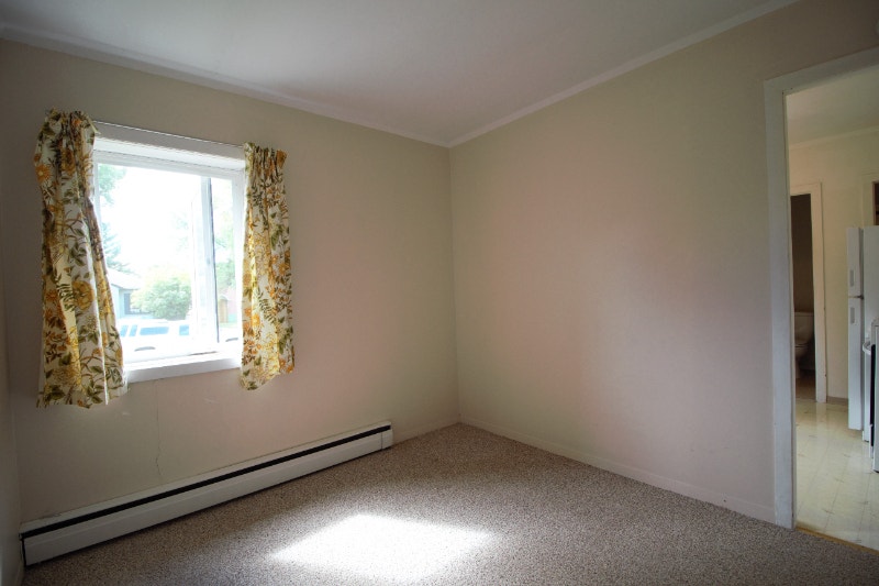 Melville Apartments Small one bedroom behind City Hall Long Term