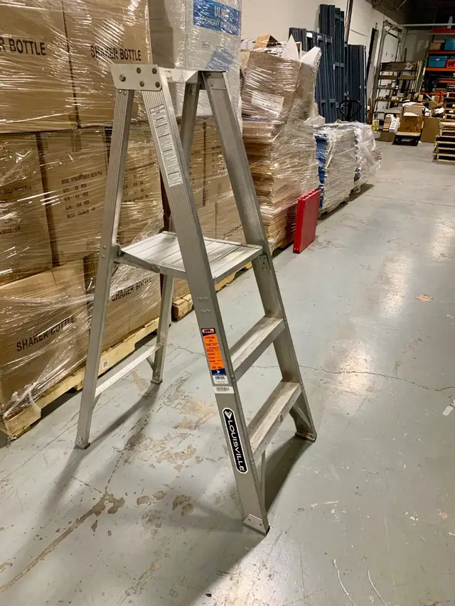 Louisville 3’ Aluminum Step Ladder – 300 lb Rated in Ladders & Scaffolding in Oakville / Halton Region - Image 2
