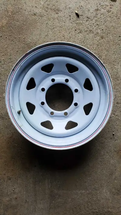 8 bolt 16 inch rim In new condition Steel rim