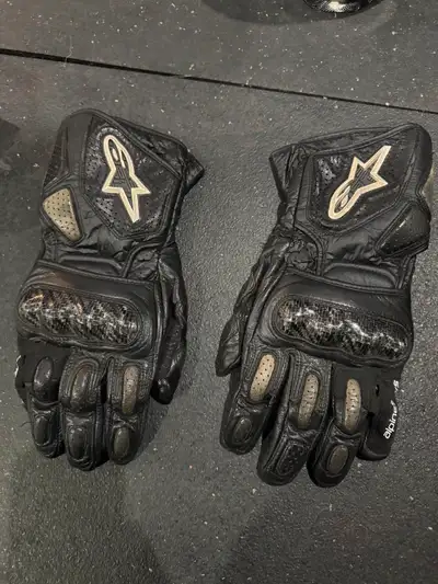 Very good condition leather racing gloves with carbon fiber knuckles. Size Large