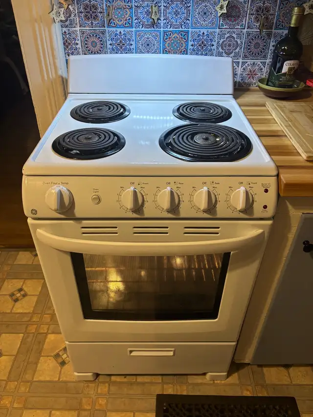used stove apartment sized 24” in Stoves, Ovens & Ranges in Norfolk County - Image 2