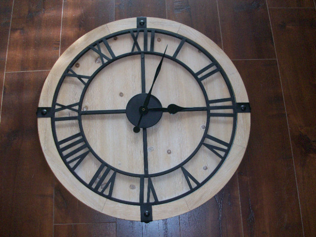 Horloge Bois & Métal 24 po / Wooden & Metal Clock dans Décoration intérieure et accessoires  à Laval/Rive Nord