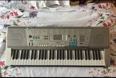 Clavier Casio LK-300TV , 61 touches lumineuses guident l’apprentissage, parfait pour apprendre à jou...
