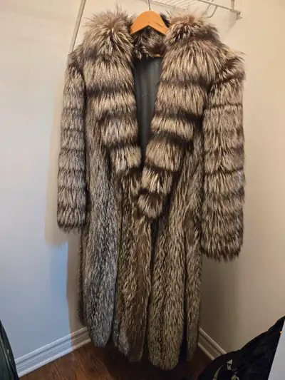 vraie manteau de fourrure de renard argente assemble piece par piece tres beau avec chapeau