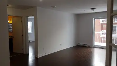 Magnifique condo de 2 chambres et balcon au 3ème niveau avec 2 stationnements extérieur-Climatiseur...