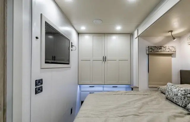 DYNAMAX EUROPA 31SS LUXURY SUPER C DIESEL MOTORHOME - SOLAR PKG in RVs & Motorhomes in Edmonton - Image 10