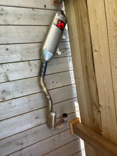 Exhaust à vendre super propre, grafignier un peu.. sinon number one Pour plus d’info me contacter me...