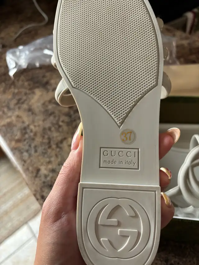 GUCCI CREAM SLIDE SANDALS in Women's - Shoes in City of Montréal - Image 5