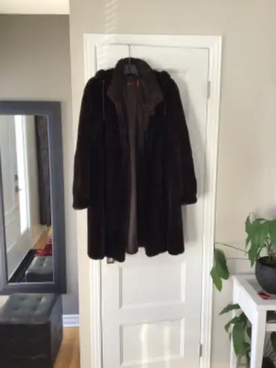 Manteau vison foncé, View more