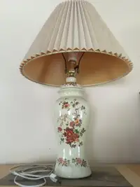 Vintage 26” lamp in with original shade/ lampe ancienne 26”