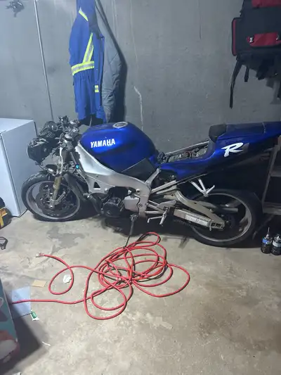 1999 Yamaha R1 not running previous owner told me that it wasn’t running because of the carb i have...
