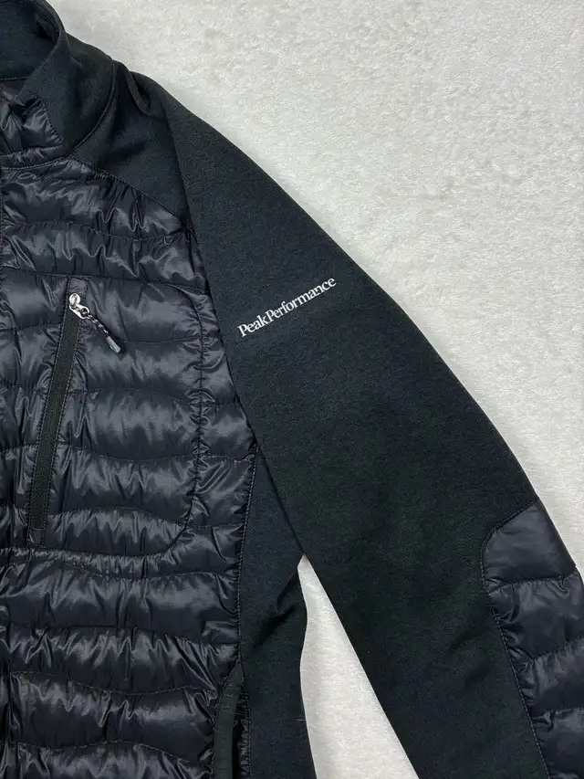 Peak Performance Helium Hybrid Down Jacket - Women's Size Large in Women's - Tops & Outerwear in Edmonton - Image 5