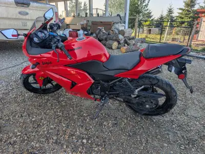 Great condition. Dropped from standing once, small scuff on left bard end. Fairings immaculate. Grea...