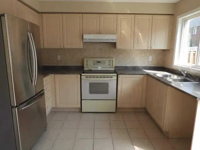1 furnished Room for rent in Room Rentals & Roommates in City of Toronto - Image 4