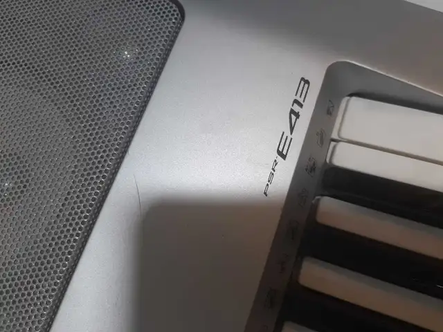 Yamaha PSR-E413 Digital Keyboard in Pianos & Keyboards in City of Montréal - Image 3