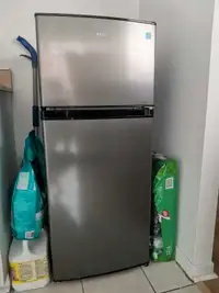Réfrigérateur TCL 4.5pieds comme neuf 