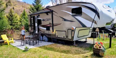 Fifth wheel 2015 Cougar 26RL5 très bien entretenue elle est installée au camping St Agathe depuis 6...