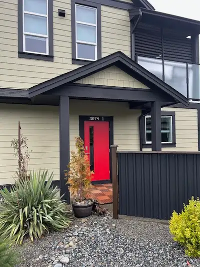 Legal 1 bedroom suite available for short term rental in sunny Chemainus. Fully equipped kitchen, as...
