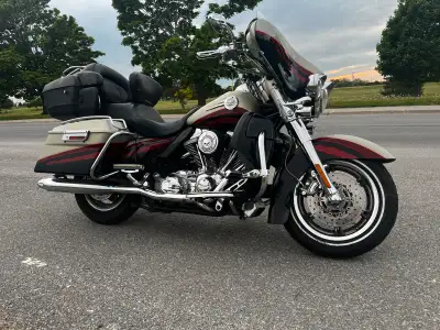 2006 HARLEY-DAVIDSON FLHTCUSE CVO™ SCREAMIN' EAGLE® 103 ULTRA CLASSIC® ELECTRA GLIDE® Runs and drive...