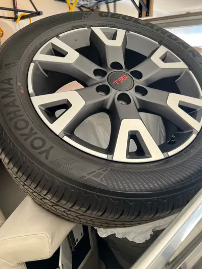 FACTORY OEM WHEELS (2025 4Runner Sport / TRD Sport) Genuine Toyota 20-inch TRD Sport wheels Style: T...