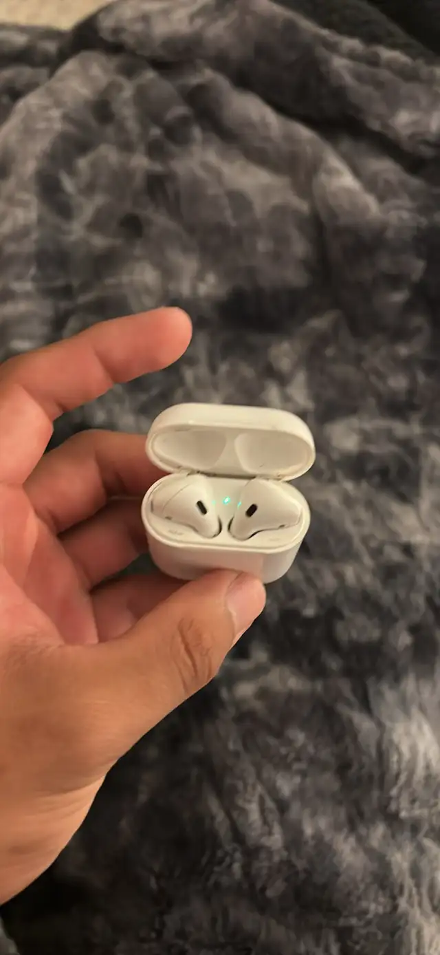 Écouteur airpods in Headphones in City of Montréal - Image 4