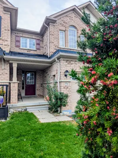 Townhouse, 3 bedrooms,2.5 bathroom available for rent. Quiet area, Rossland and Brock st. Basement i...